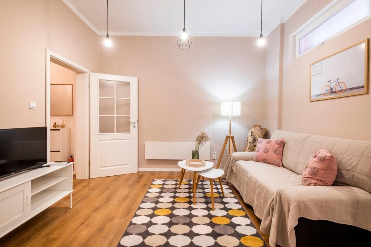 Daire Centre 1 Bedroom Next To Vitosha Blvd.